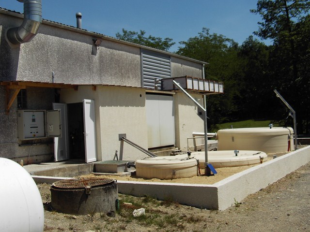 Station polyester semi-entérée