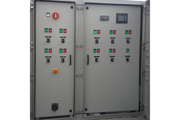 Armoire électrique double porte avec écran et automate implantée à l'extérieur