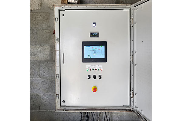 Armoire électrique d'autocontrôle avec écran, automate et routeur pour envoi de notification