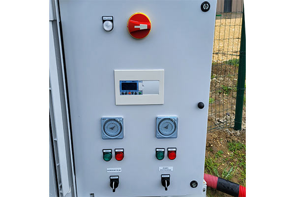 Armoire électrique d'autocontrôle avec écran, automate et routeur pour envoi de notification