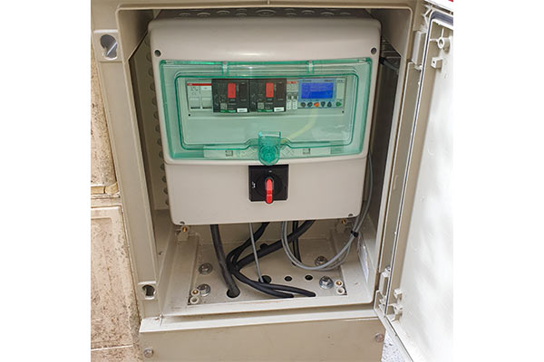 Coffret électrique de commande d'un poste de relevage