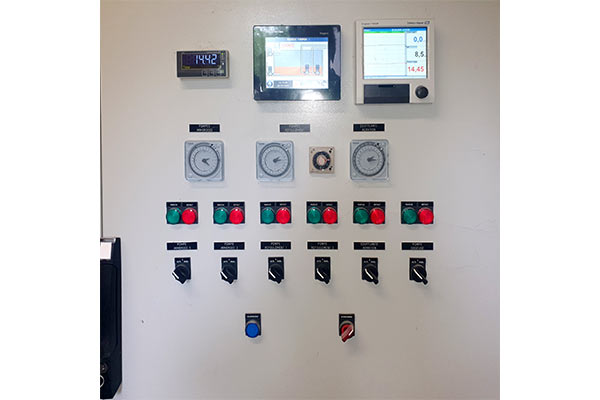 Armoire électrique d'autocontrôle avec écran, automate et enregistreur