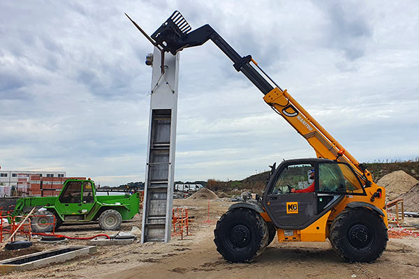 Mise en place d'un tamis dégrilleur élévateur dans un canal en béton