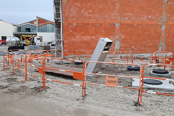 Mise en place d'un tamis dégrilleur élévateur dans un canal en béton