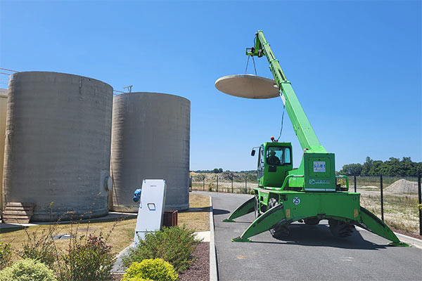 Mise en place d'une couverture polyester sur un bassin d'aération