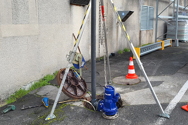 Pompe immergée montée sur une canalisation en PVC pression